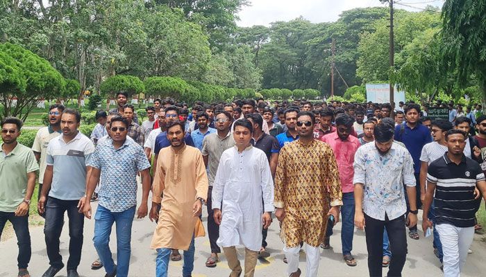 নৈরাজ্যের প্রতিবাদে ইবি ছাত্রলীগের বিক্ষোভ মিছিল