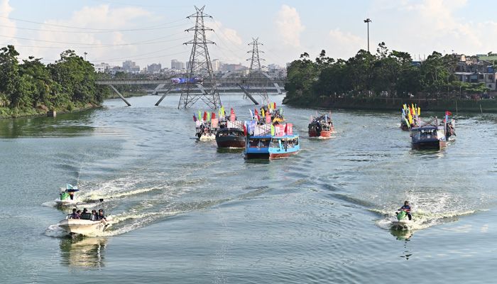 জাতীয় মৎস্য সপ্তাহ উপলক্ষে হাতিরঝিলে নৌ-র‍্যালি