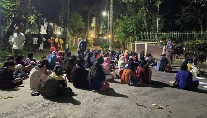 ‘আমরা থাকি গণরুমে, ভিসি স্যার কী করেন’