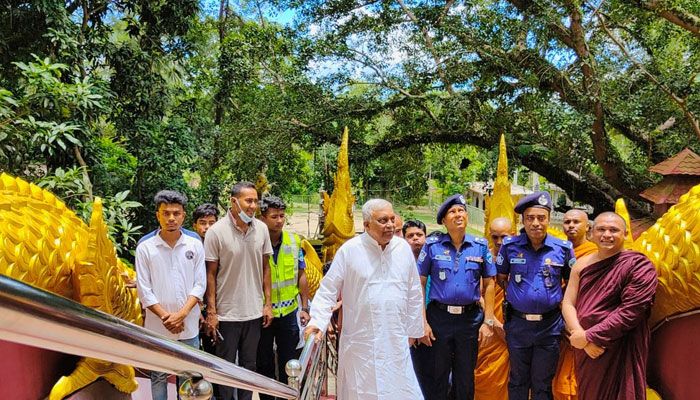 কক্সবাজারের রামুতে রাংকূট বনাশ্রম বৌদ্ধবিহার ও জগৎজ্যোতি চিলড্রেন ওয়েলফেয়ার হোম পরিদর্শন করেন ﻿স্বরাষ্ট্রমন্ত্রী আসাদুজ্জামান খাঁন কামাল। প্রবা ফটো