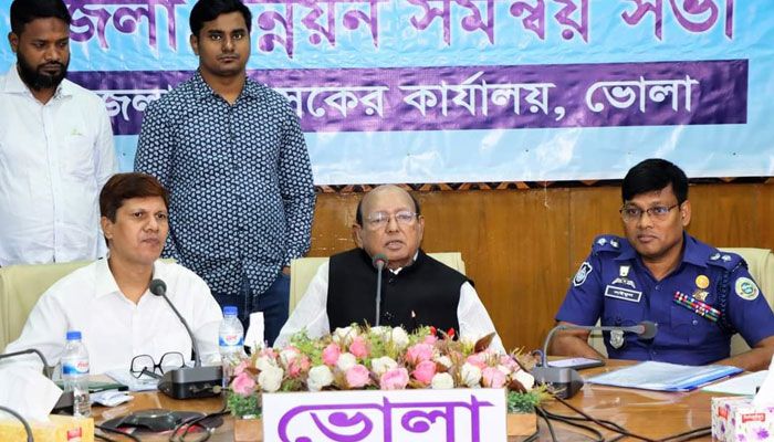 রবিবার দুপুরে ভোলা জেলা প্রশাসকের কার্যালয়ে জেলা উন্নয়ন সমন্বয় সভায় তোফায়েল আহমেদ। প্রবা ফটো