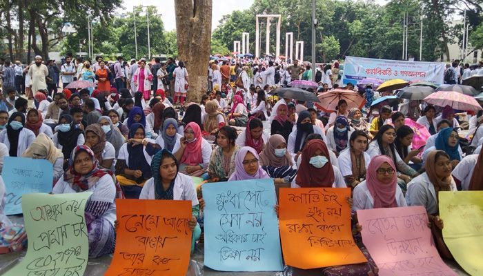 প্রজ্ঞাপন না আসা পর্যন্ত ট্রেইনি চিকিৎসকদের কর্মবিরতি চলবে