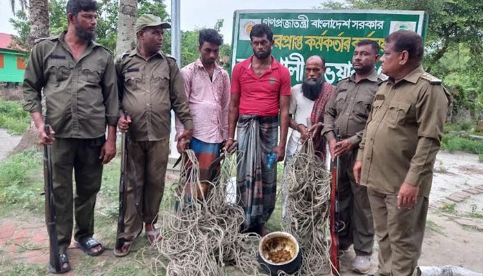 সুন্দরবনে রান্না করা হরিণের মাংসসহ তিনজন আটক