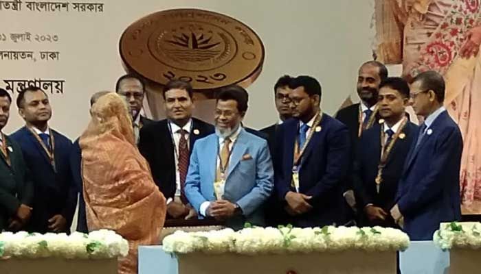 বঙ্গবন্ধু জনপ্রশাসন পদক পেলেন ২৮ জন কর্মকর্তা ও দুই প্রতিষ্ঠান