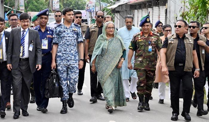 গোপালগঞ্জের টুঙ্গিপাড়ায় প্রধানমন্ত্রী শেখ হাসিনা নিজ বাসভবন থেকে পায়ে হেঁটে টুঙ্গিপাড়া উপজেলা আওয়ামী লীগ কার্যালয়ে আসেন। ছবি : পিএমও 