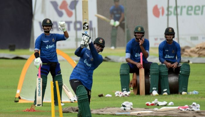সেন্টার উইকেটে বড় শটের মহড়া