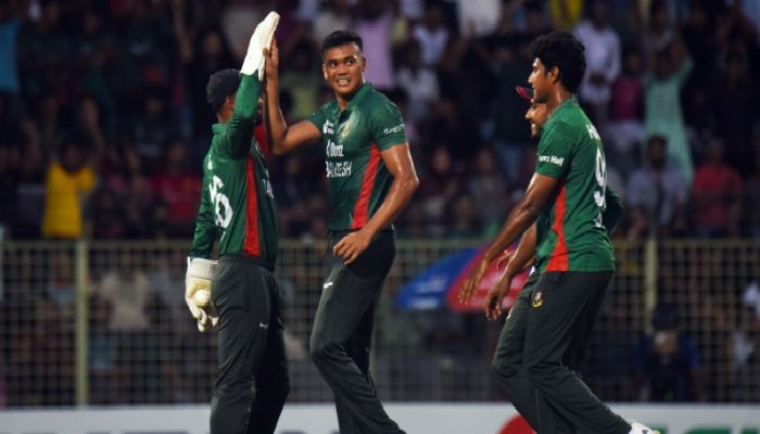 তাসকিনের উইকেটের ফিফটি