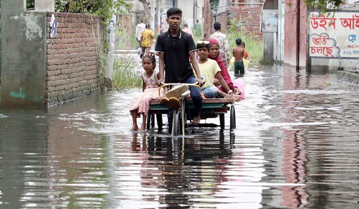 দুদিনের টানা বৃষ্টিতে রাজধানীর মাতুয়াইলের আদর্শ নগর এলাকায় জলাবদ্ধতার সৃষ্টি হয়েছে। ছবি : রুবেল রশীদ