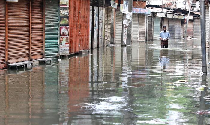কয়েক দিনের টানা বৃষ্টিতে রাজধানীর সিক্কাটুলি এলাকায় সৃষ্টি হয়েছে জলাবদ্ধতা। হাঁটুপানিতে চলাচল করতে হচ্ছে এলাকাবাসীকে। ছবি : রুবেল রশীদ