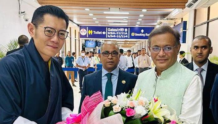 ভুটানের রাজাকে বিমানবন্দরে তথ্যমন্ত্রীর অভ্যর্থনা
