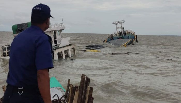 মেঘনা নদীতে তলা ফেটে ডুবে গেছে ‘প্রিমিয়াম-৫’ কার্গোটি। প্রবা ফটো
