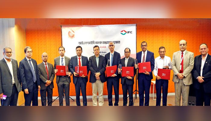শুদ্ধাচার পুরস্কার পেলেন আইএফআইসি ব্যাংকের ছয়জন