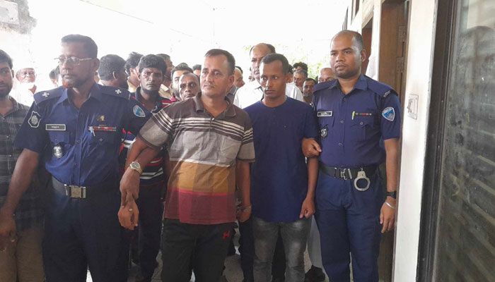 দণ্ডপ্রাপ্ত দুই আসামিকে আদালত থেকে নিয়ে যাচ্ছে পুলিশ। প্রবা ফটো