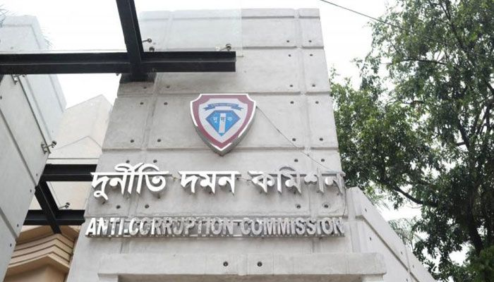 নৌ-পরিবহনের চিফ ইঞ্জিনিয়ার ও স্ত্রীর বিরুদ্ধে মামলা
