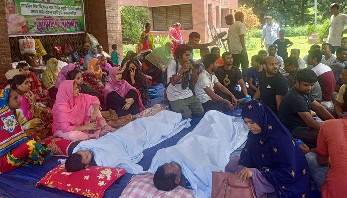 চাকরি স্থায়ীকরণের দাবিতে কাফনের কাপড় পরে কর্মচারীদের অনশন