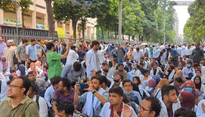 কর্মবিরতি প্রত্যাহার, কাজে ফিরছেন ট্রেইনি চিকিৎসকরা