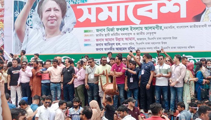 সরগরম নয়াপল্টন, অস্থায়ী মঞ্চে চলছে গান 
