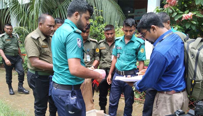 কেন্দ্রে কেন্দ্রে যাচ্ছে নির্বাচনী সরঞ্জাম