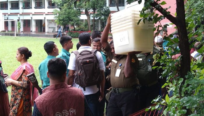 কেন্দ্রে কেন্দ্রে যাচ্ছে নির্বাচনী সরঞ্জাম