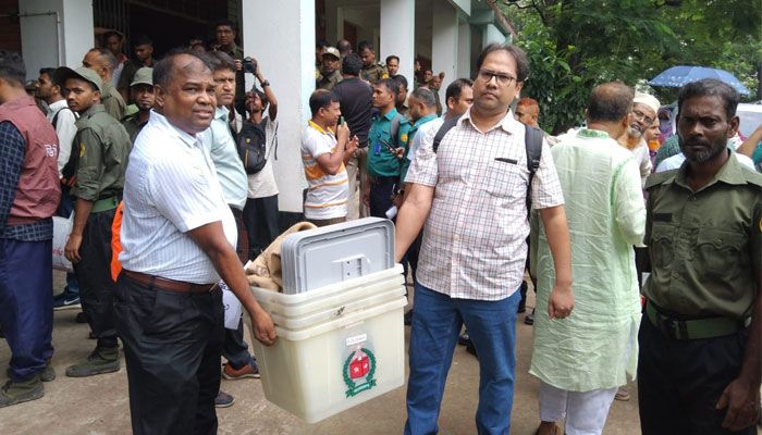 কেন্দ্রে কেন্দ্রে যাচ্ছে নির্বাচনী সরঞ্জাম