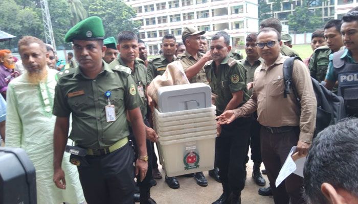 কেন্দ্রে কেন্দ্রে যাচ্ছে নির্বাচনী সরঞ্জাম