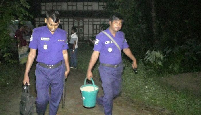 খবর পেয়ে তাৎক্ষণিক গ্রেনেডটি উদ্ধার করে শিবচর থানা পুলিশ। প্রবা ফটো