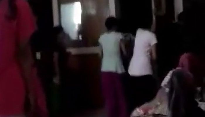ঢাবির হলে মধ্যরাতে ছাত্রলীগ নেত্রীকে ‘কক্ষছাড়া’ করলেন আরেক নেত্রী