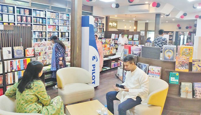 পড়া-আড্ডা এক জায়গাতেই