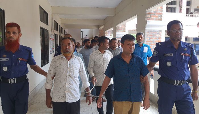  রায় ঘোষণার পর আসামিদের কারাগারে নেওয়া হচ্ছে। প্রবা ফটো 