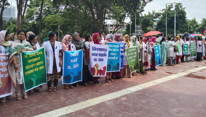 দুই চিকিৎসকের মুক্তির দাবিতে মানববন্ধন