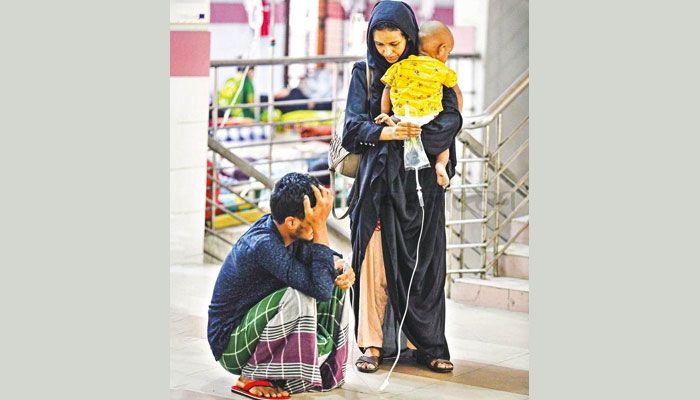 গায়ে গা ঘেঁষে থাকতে হচ্ছে শত শত রোগীকে