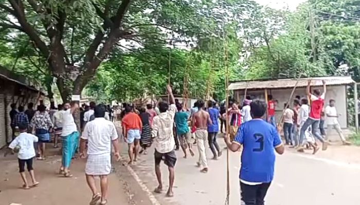স্কুলছাত্রকে মারধরের জেরে ‘টেঁটাযুদ্ধ’, আহত ২০