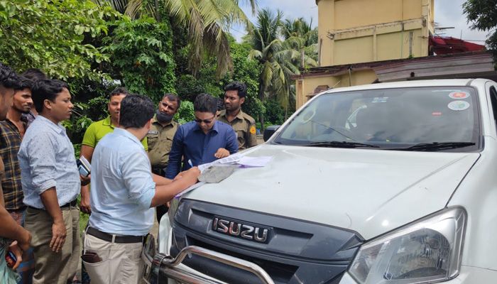 লাইসেন্স ছাড়া পশুখাদ্য উৎপাদন, গুনতে হলো জরিমানা