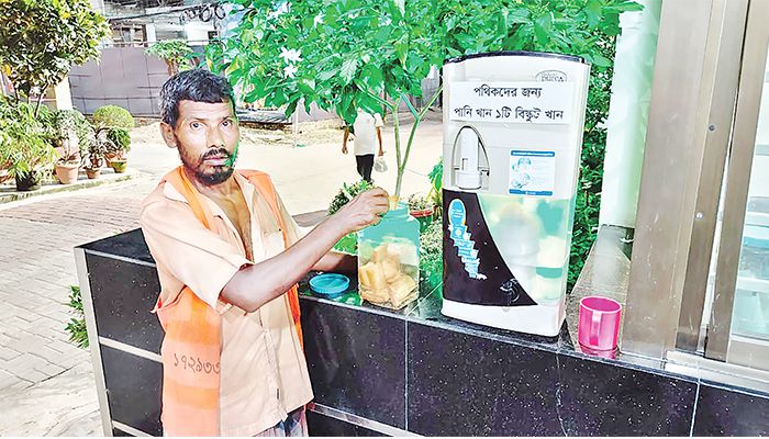 তৃষ্ণার্ত পথিকের জন্য অনন্য উদ্যোগ