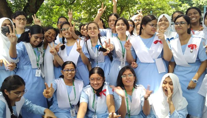 এসএসসির ফল প্রকাশের পর শিক্ষার্থীদের উল্লাস
