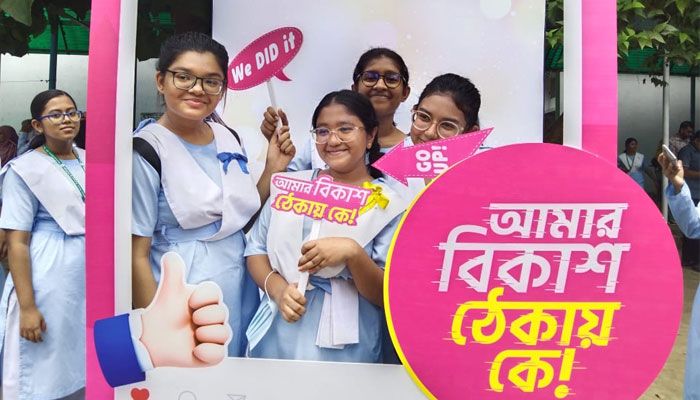 এসএসসির ফল প্রকাশের পর শিক্ষার্থীদের উল্লাস