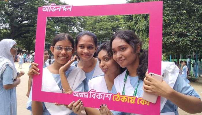 এসএসসির ফল প্রকাশের পর শিক্ষার্থীদের উল্লাস