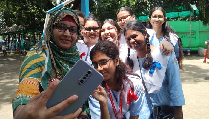 এসএসসির ফল প্রকাশের পর শিক্ষার্থীদের উল্লাস