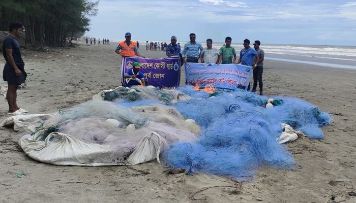 টেকনাফে ১ লাখ ২৫ হাজার মিটার কারেন্ট জাল জব্দ