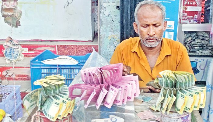 পেশা তার টাকা বদল