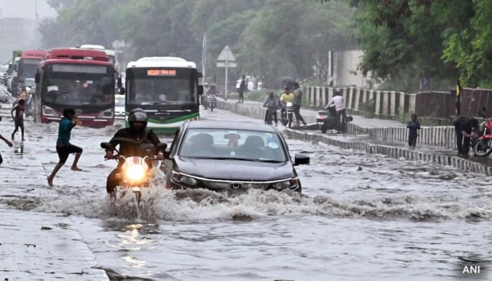 ভারী বৃষ্টিপাতের কারণে নয়াদিল্লির জলাবদ্ধতার চিত্র। ছবি : সংগৃহীত