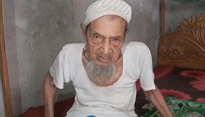 প্রবাসী ছেলেদের দালানে ঠাঁই হচ্ছে না শতবর্ষী বাবার