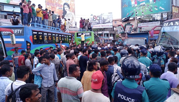 বরিশালে বাস টার্মিনাল দখলকে কেন্দ্র করে সংঘর্ষ