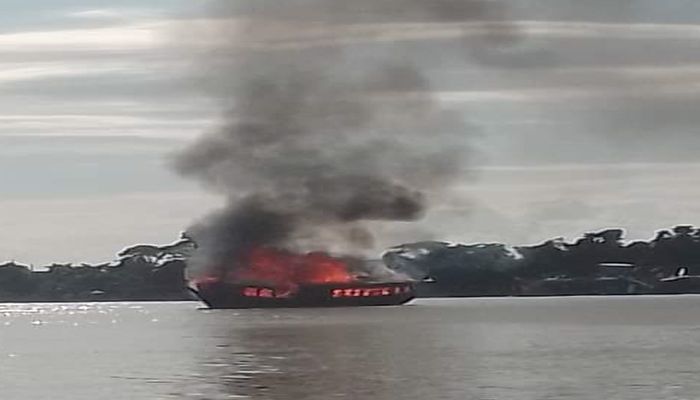 টাংগুয়ার হাওরে হাউসবোট পুড়ে ছাই