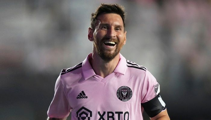 ‘মেসি মাঠে হাঁটেন, কষ্টও কম হয়’