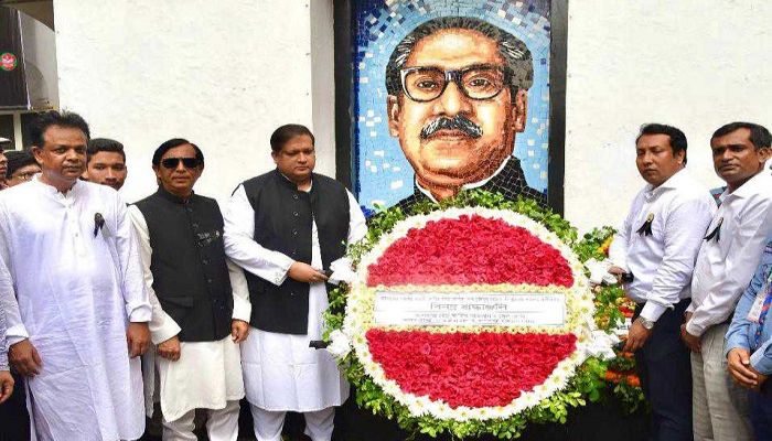 জাতির পিতার প্রতিকৃতিতে ক্রীড়া প্রতিমন্ত্রীর শ্রদ্ধা