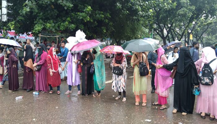 ফের সাত কলেজ শিক্ষার্থীদের নীলক্ষেত অবরোধ