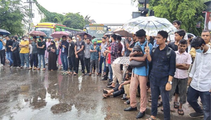 ফের সাত কলেজ শিক্ষার্থীদের নীলক্ষেত অবরোধ