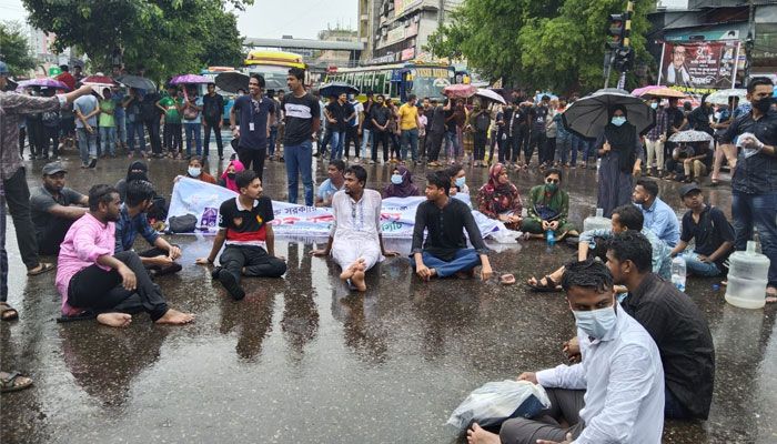 সাত কলেজের শিক্ষার্থীরা নীলক্ষেত মোড় অবরোধ করেছেন। আলী হোসেন মিন্টু