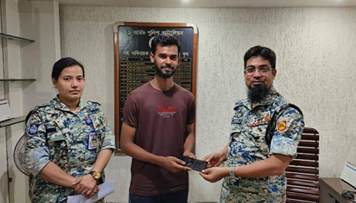 হারানো ৩০ মোবাইল উদ্ধার করল এপিবিএন